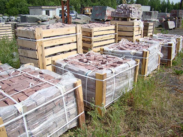 Брусчатка из натурального камня: виды, размеры, выбор для мощения